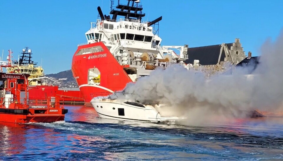 En Princess V62 tok i formiddag fyr i Vågen i Bergen, og ble slept ut på Byfjorden. En Princess V62 tok i formiddag fyr i Vågen i Bergen, og ble slept ut på Byfjorden.