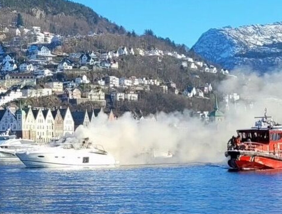 BRANN: Båten ble slept ut på Byfjorden og skumlagt av brannvesenet. BRANN: Båten ble slept ut på Byfjorden og skumlagt av brannvesenet.