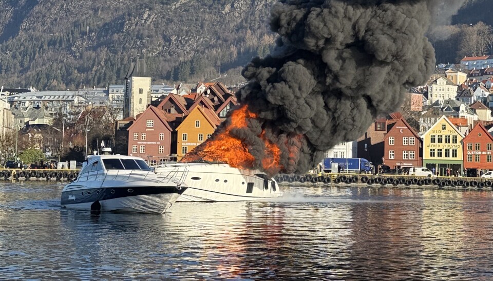 Her sleper Snorre Nilsen i Bergen Marinesenter den brennende båten ut på fjorden. Her sleper Snorre i Bergen Marinesenter den brennende båten ut på fjorden.
