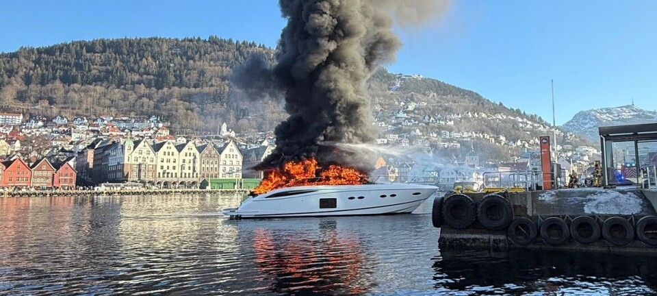 – Står om minutter når båten brenner