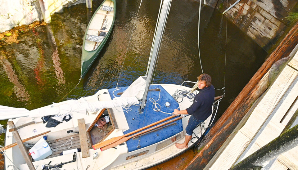 EKSPEDISJON HALDENKANALEN: Med denne ekspedisjonsbåten og kanoen opplevde jordomseilerne Haldenkanalen. Slusene i Haldenkanalen kan ikke sammenlignes med Panamakanalens turbulente kammere, slår de fast.