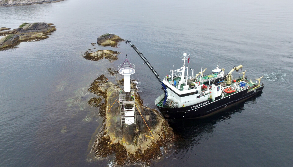 NYTT SPRÅK: For å skape et mer inkluderende miljø til sjøs skrotes nå titler som styrmann og motormann til fordel for mer inkluderende og kjønnsnøytrale titler. MS Ona bygger ny lykt på Håskjæran i Nordsundet ved Kristiansund