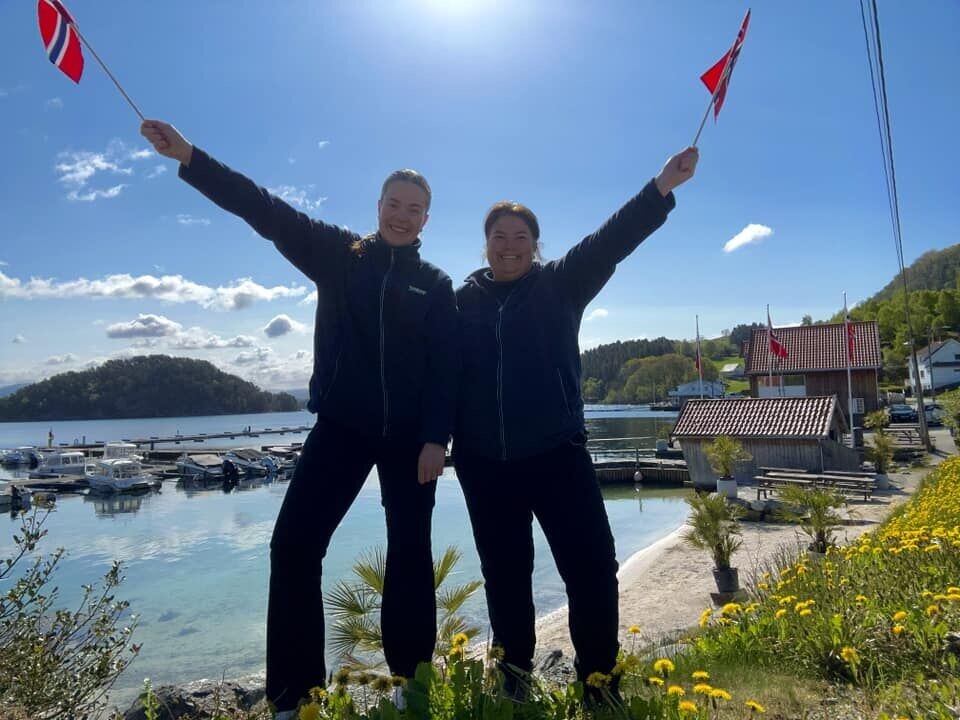Her feirer Carina og Anita Torp Ørnes utmerkelsen Årets Gjestehavn, men hvor på kysten er dette?. Carina og Anita Torp Ørnes feirer at Skartveit Gjestehavn er kåret til Årets Gjestehavn.
