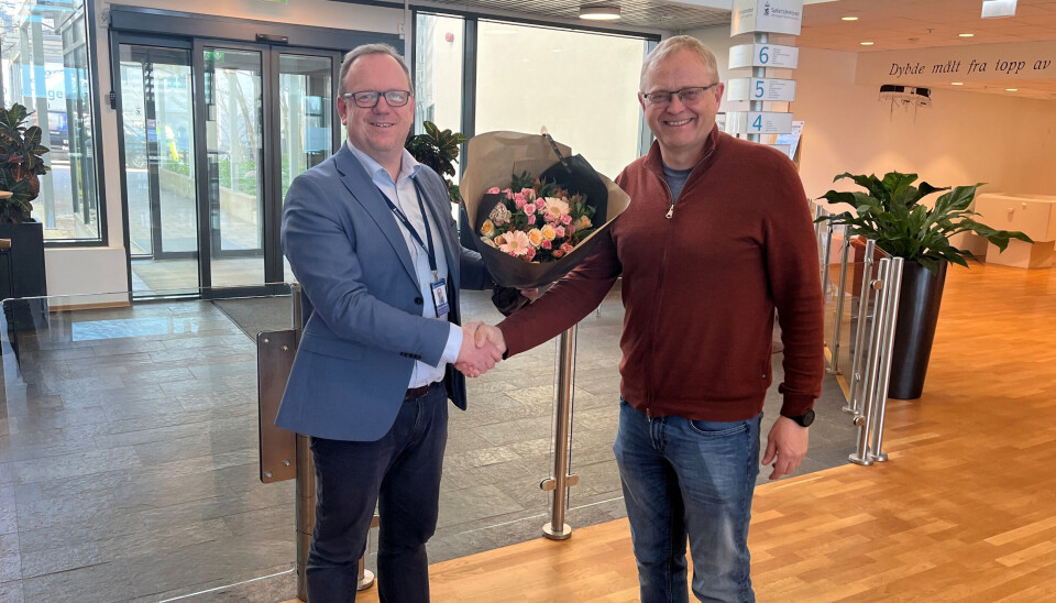 Alf Tore Sørheim ble 4. april utnevnt til sjøfartsdirektør for de kommende seks årene. Sjøfartsdirektoratets kommunikasjonsdirektør Dag Inge Aarhus fikk æren av å overrekke blomster på vegne av fiskeri- og havminister Marianne Sivertsen Næss (Ap).