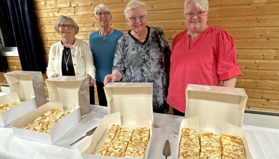 KVÆFJORDKAKA: Stolte damer viser tradisjonsrik kake.