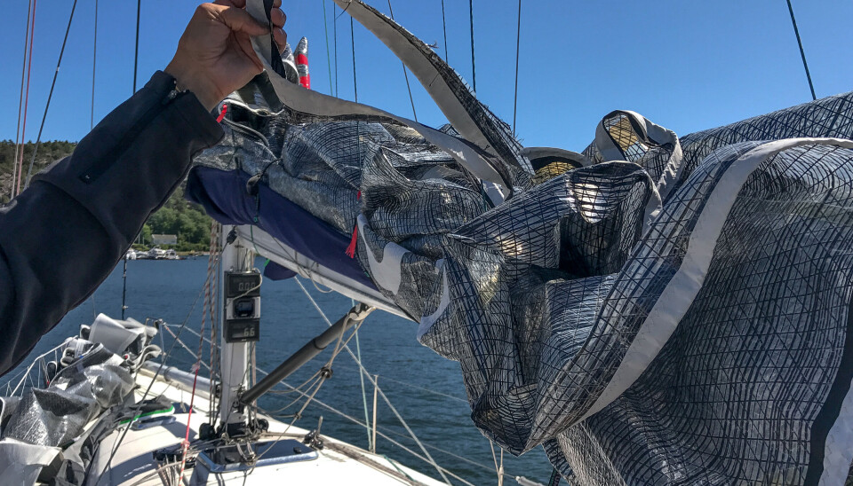 FLYNDRA: Har du sjekket flyndra i det siste? (På sjøen brukes utrykket flyndra både om trestykke på roret som styrelinene festes i, og om den forsterkede toppen av storseilet der fallet festes). Foto: Axel Nissen-Lie/Båtmagasinet FLYNDRA: Har du sjekket flyndra i det siste? (På sjøen brukes uttrykket flyndra både om trestykke på roret som styrelinene festes i, og om den forsterkede toppen av storseilet der fallet festes). Foto: Axel Nissen-Lie/Båtmagasinet