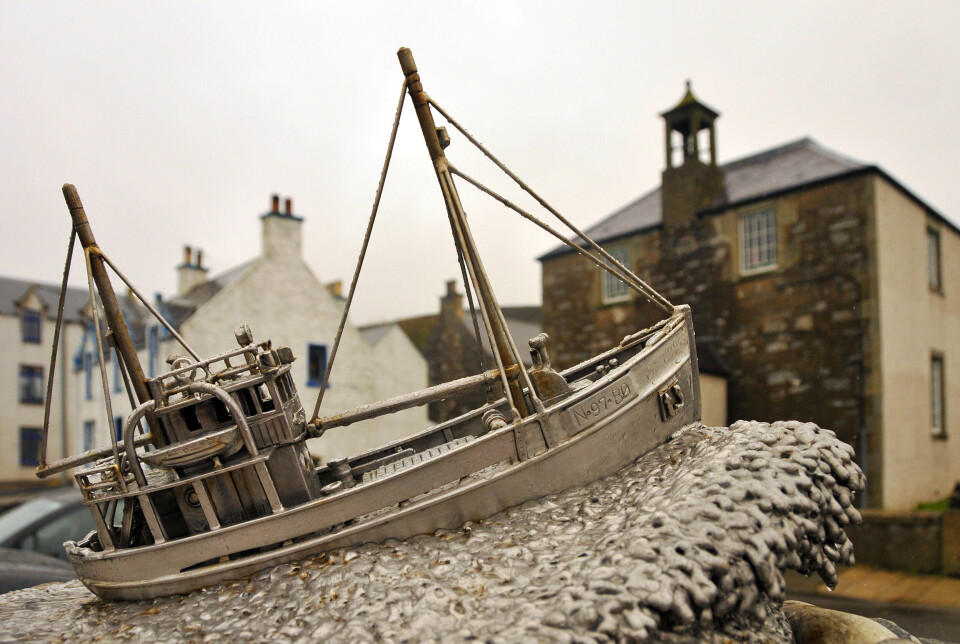 MINNESMERKE: Den legendariske «Shetlandsbussen» hadde base i den lille byen Scalloway på vestsiden av Shetland. Lokale intiativtagere fikk oppført dette minnesmerket over krigsheltene i 2003. Metallskulpturen viser «Andholmen», som ble rekvirert av den norske marinen i april 1940. Fartøyet seilte over til Storbritannia i juni 1940 og ble satt inn i alliert tjeneste i Divisional Sea Transport Officer på Shetland. «Andholmen» returnerte til Norge i mai 1945 og ble fredet i 1999. Hun er i dag totalrestaurert og skal delta under frigjøringskonvoien til Shetland.