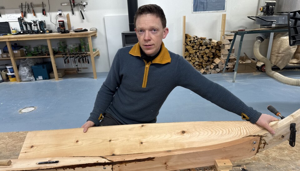 BÅTBYGGER: Andreas Mardal er båtbygger i Nordfjord. Her har han strukket kjølen til en ny færing.
