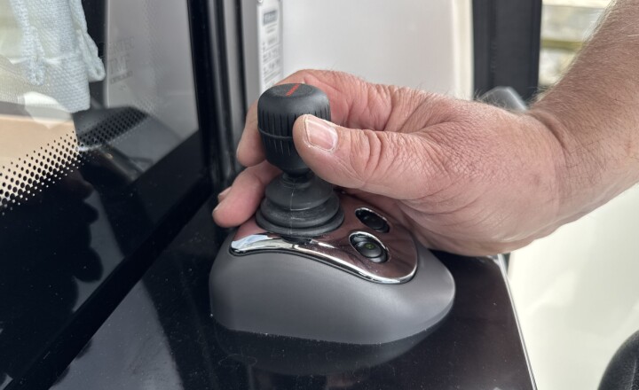 Viknes med joystick fra Yanmar for singel aksel