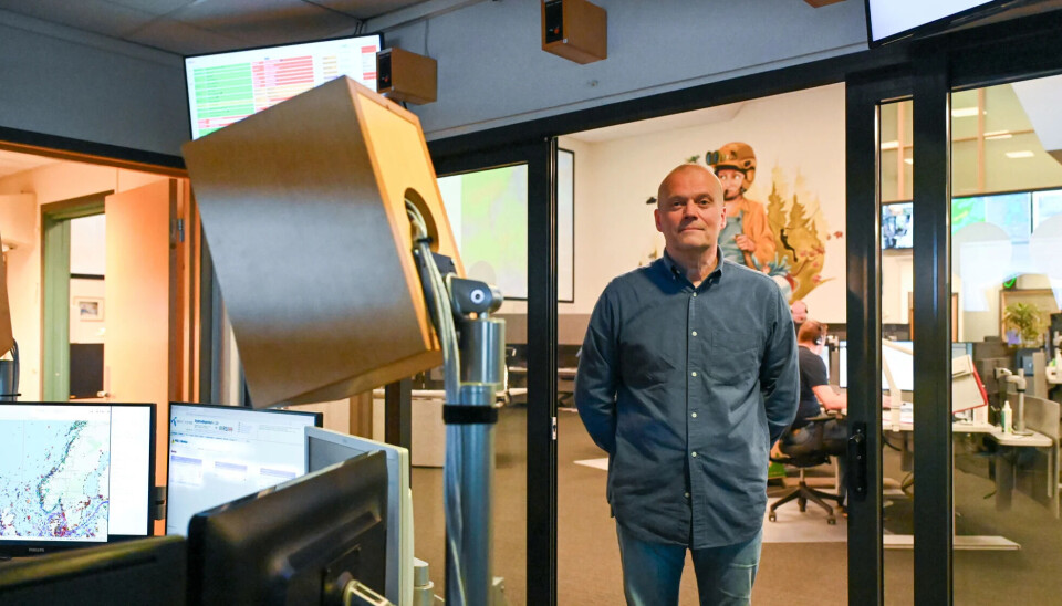 Erling Holmslet, leder av teknisk senter Telenor Kystradio. Han står åpningen i glassdøra mellom HRS og nåværende Telenor Kystradio.