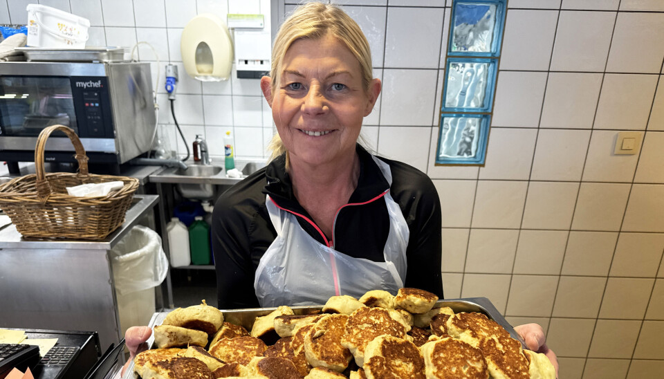 Randi Elin Glesnes lager Norges beste fiskekaker hos Trollkrabben i Leirvik.