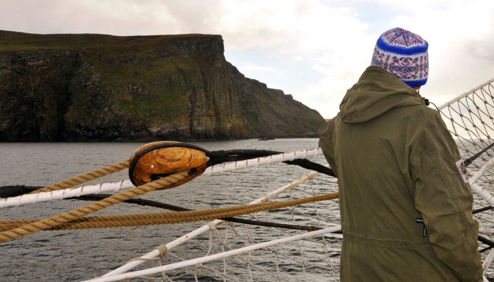 NABOENE: På vei ut fra Lerwick, Shetland etter en trivelig besøk i vesterled. Mange har lett for å glemme hvor kort vei det faktisk er til våre naboer ute i havet.