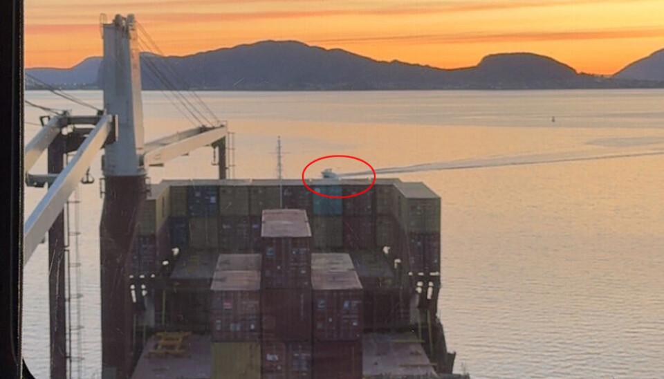 FARLIG: Store skip ser deg ikke, derfor bør du holde god avstand. Hver sommer kommer småbåter altfor nær store fartøy, dette er svært risikabelt. I tillegg kan små båter rett foran baugen havne i blindsonen. FARLIG: Store skip ser deg ikke, derfor bør du holde god avstand. Hver sommer kommer småbåter altfor nær store fartøy - dette er svært risikabelt. I tillegg kan små båter rett foran baugen havne i blindsonen.