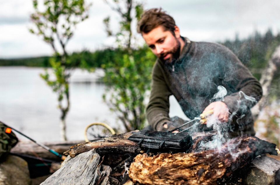 TOASTJERN: Et lukket toastjern av støpegods kan brukes på både gass, grill og bål.