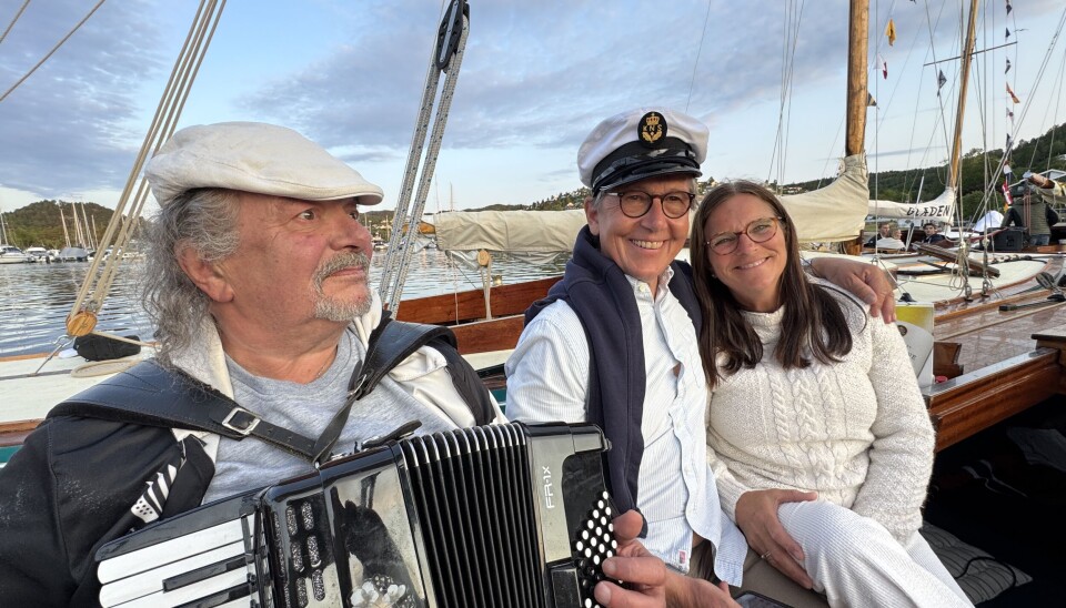 GOD STEMNING: Skipperen på 'Veslemøy,' Eivind Bryne inviterte gode venner og trekkspiller ombord og tok en flott femteplass i regattaen med Axel Nissen-Lie som styrmann.