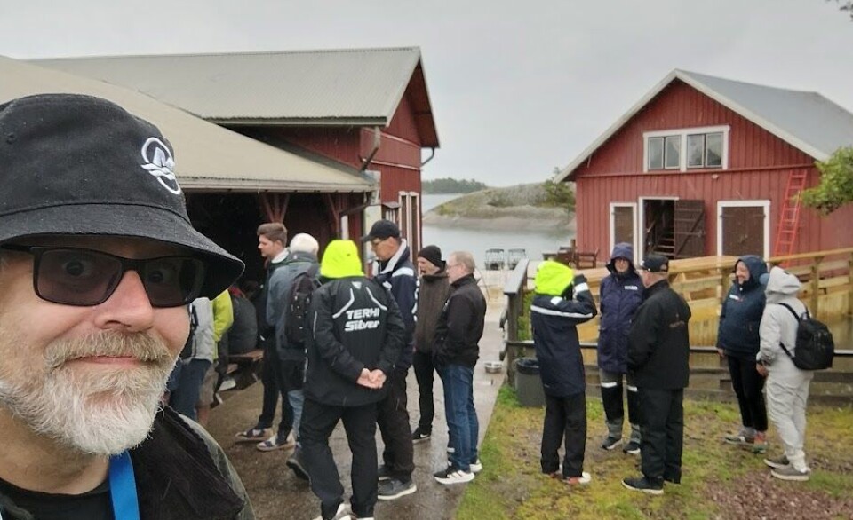 Båtmagasinets utsendte på plass i Finland - klar for en kaffepause med fagpressekolleger på en vakker, men regnvåt øy i Østersjøen.
