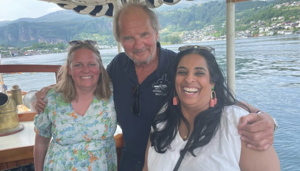 NY FAUN VENN: Kulturministeren (th) ble så betatt av Kulturnaustet i Norheimsund, skipper Eilert Munch Lund og Faun at hun likesågodt meldte seg inn i vennelaget til Faun. Her sammen med Vestland Venstres Ingrid Nergaard Fjeldstad.
