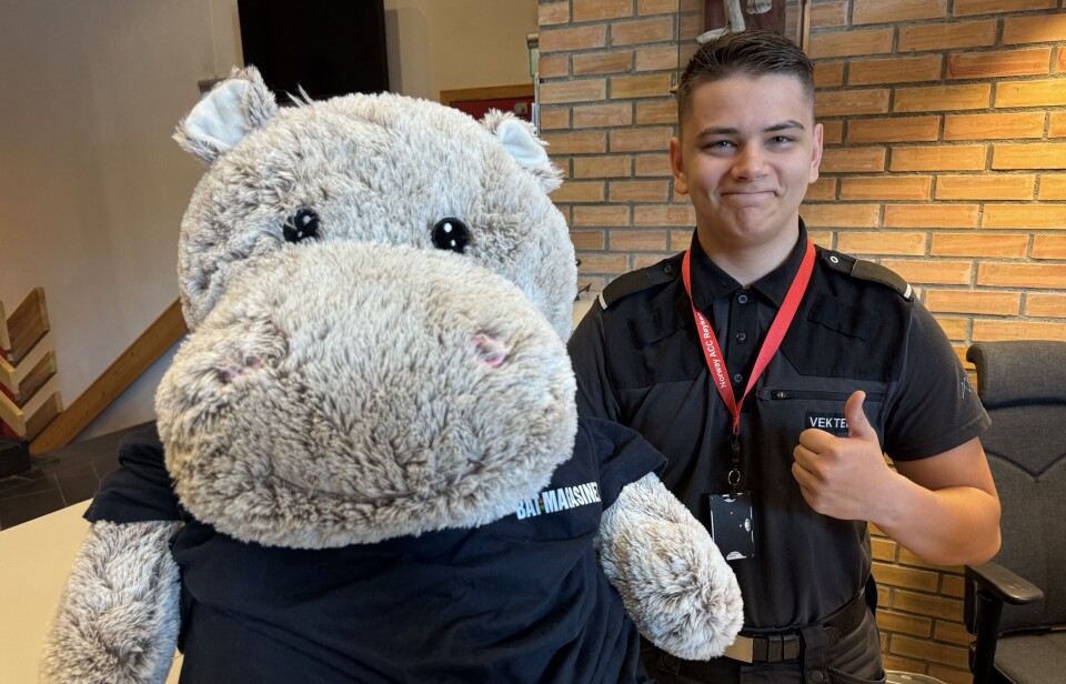 PÅ VEI: Blid blir passet på av en hyggelig vaktmann til skipperen hans er ferdig på jobb.