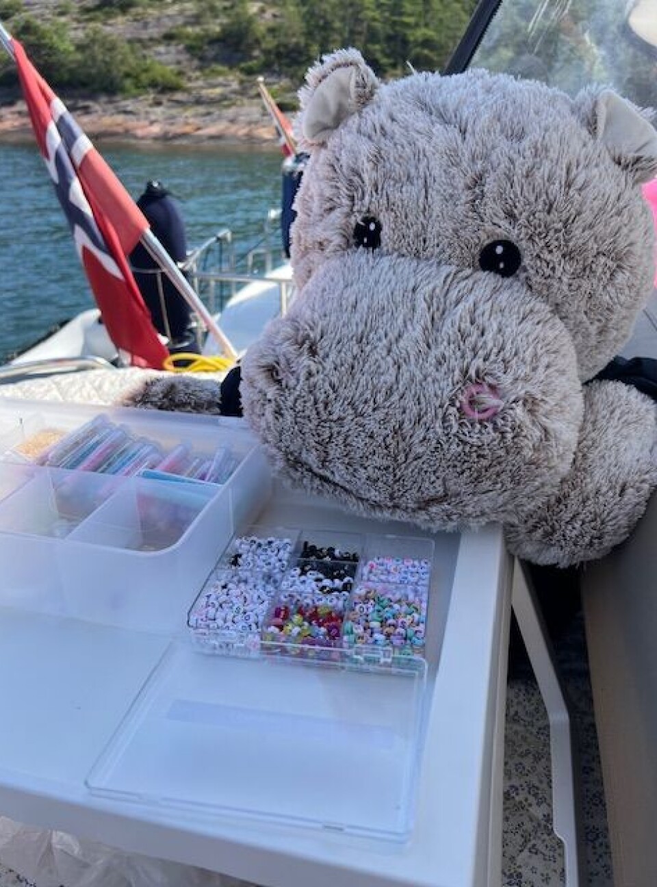 KOS I BÅTEN: Blid perler sitt eget armbånd om bord i båten.