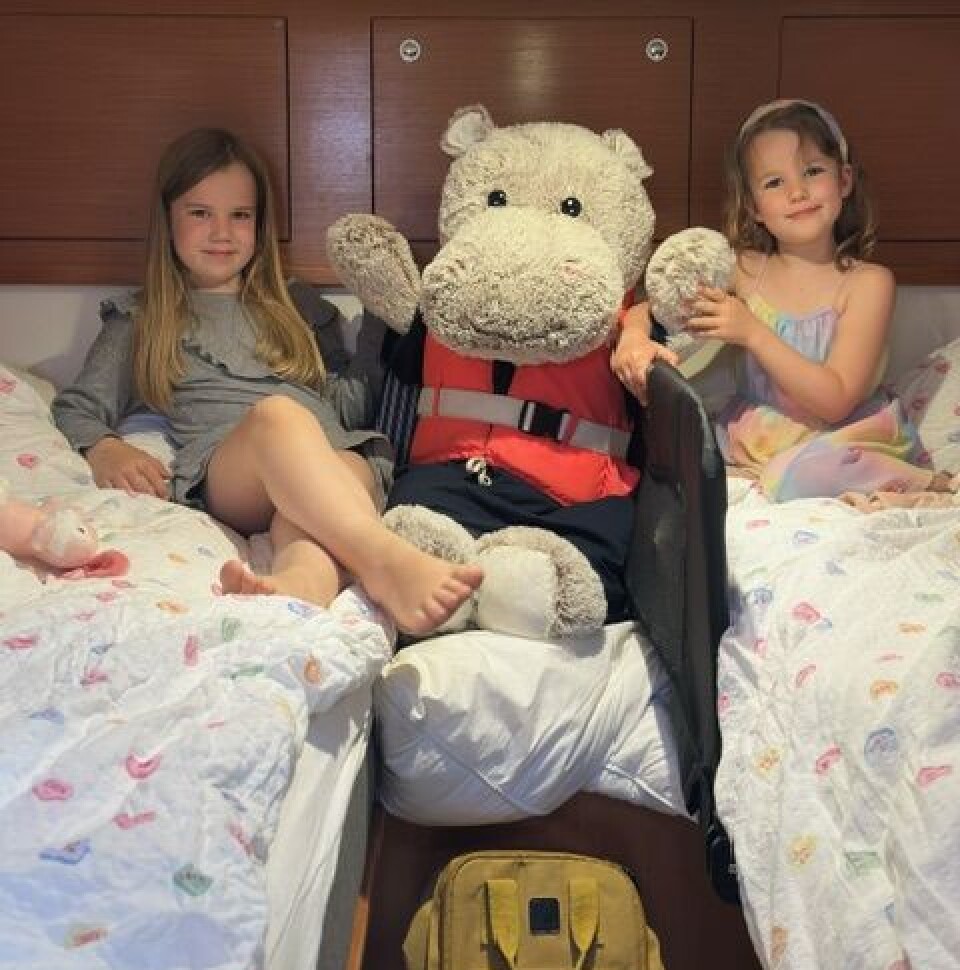 FORNØYD BAMSE: Blid storkoser seg på tur med familien Kristoffersen.