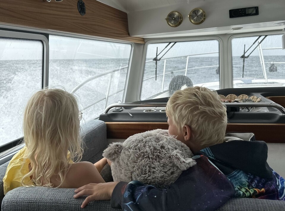 STORE BØLGER: Båten hopper i 2 meter høye bølger, men Blid er langt ifra redd med Eline og Alex på hver sin side.