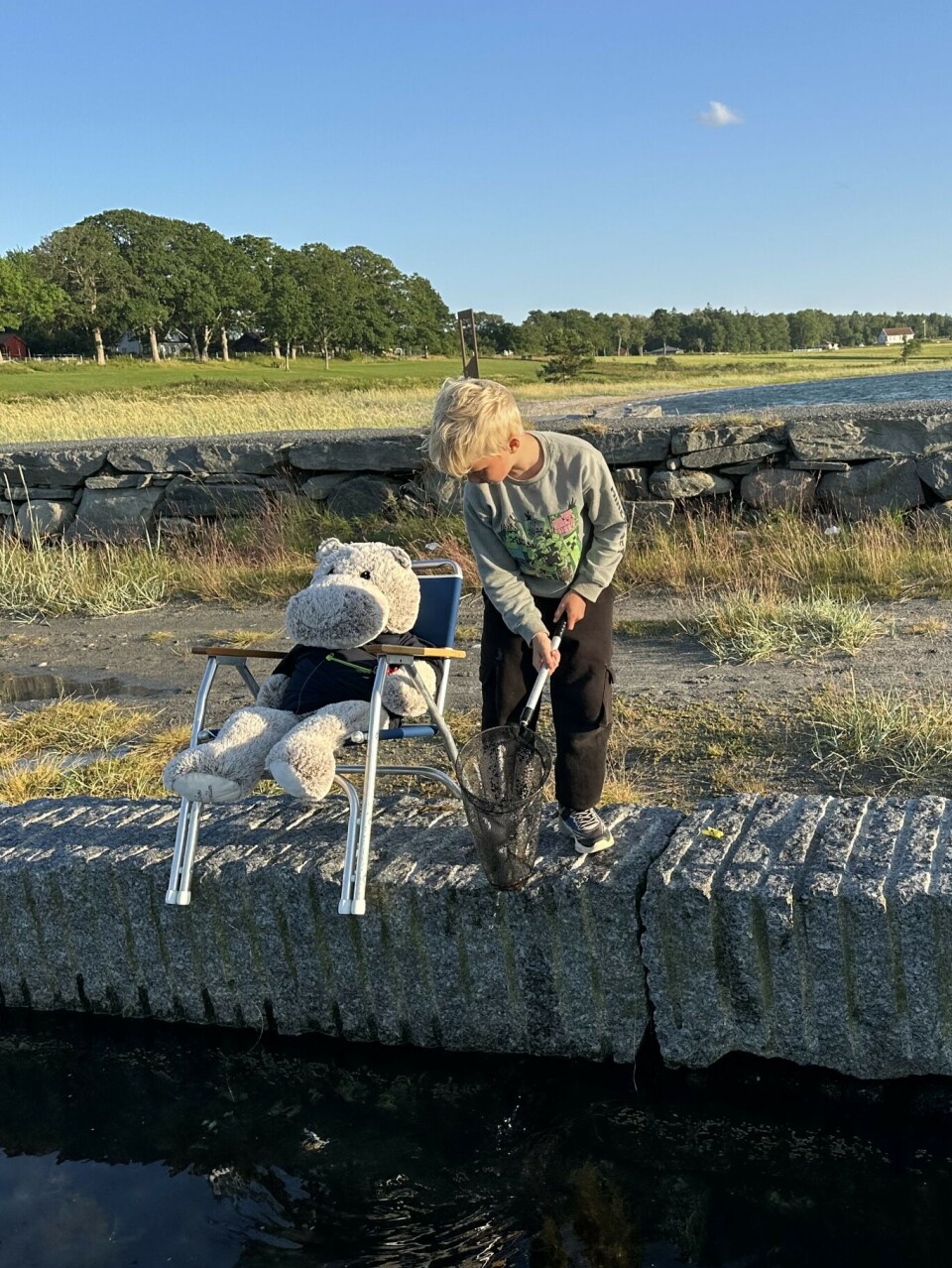 KRABBEFISKE: For første gang i sitt liv har Blid fisket krabber. Her sammen med Alex.
