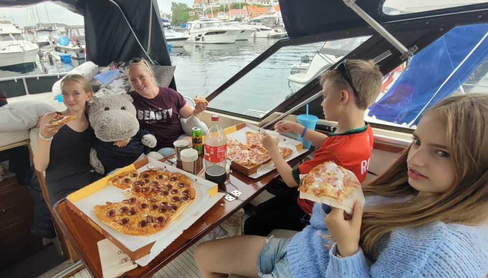 NY FAMILIE: Blid har hoppet om bord hos familien Felle Berntsen fra Nissedal, som han møtte i Kragerø gjestehavn.