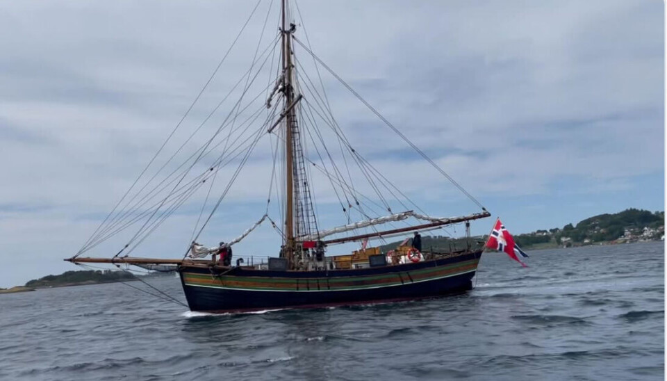 RESTAURATION: Replikaen av sluppen Restauration ble ønsket vel avgårde i Stavanger i dag.