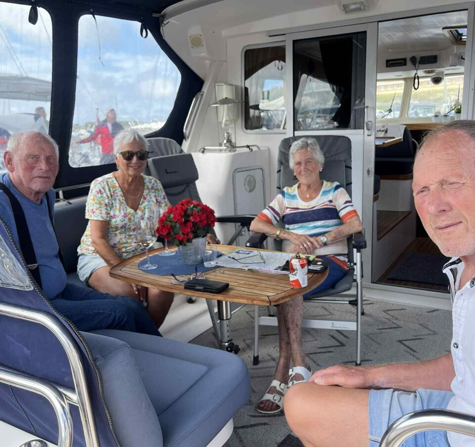 GODE VENNER: Denne gjengen fra Hvaler har feriert i Strømstad i mange år.