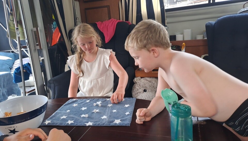 SPILLKVELD: Blid, Melissa og Mathias har spilt spill og funnet på masse sprell i båten. Straks går ferden til bamsen videre.