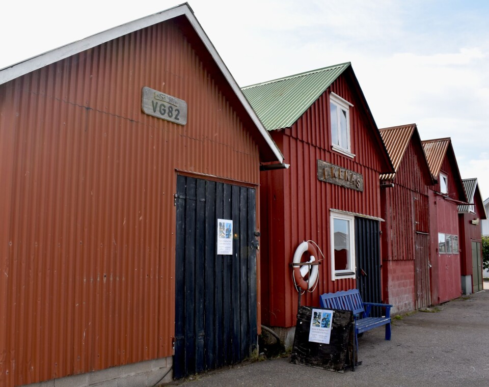 KUNST OG KERAMIKK: I sjøbodene langs brygga kan man kjøpe kunst og keramikk.
