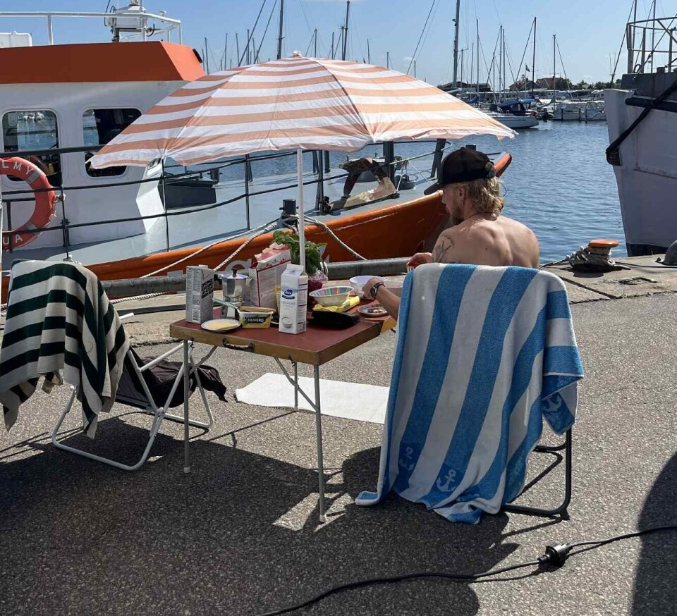 FISKEBÅTER: Fritidsbåter ligger side om side med fiskebåtene i Bua.