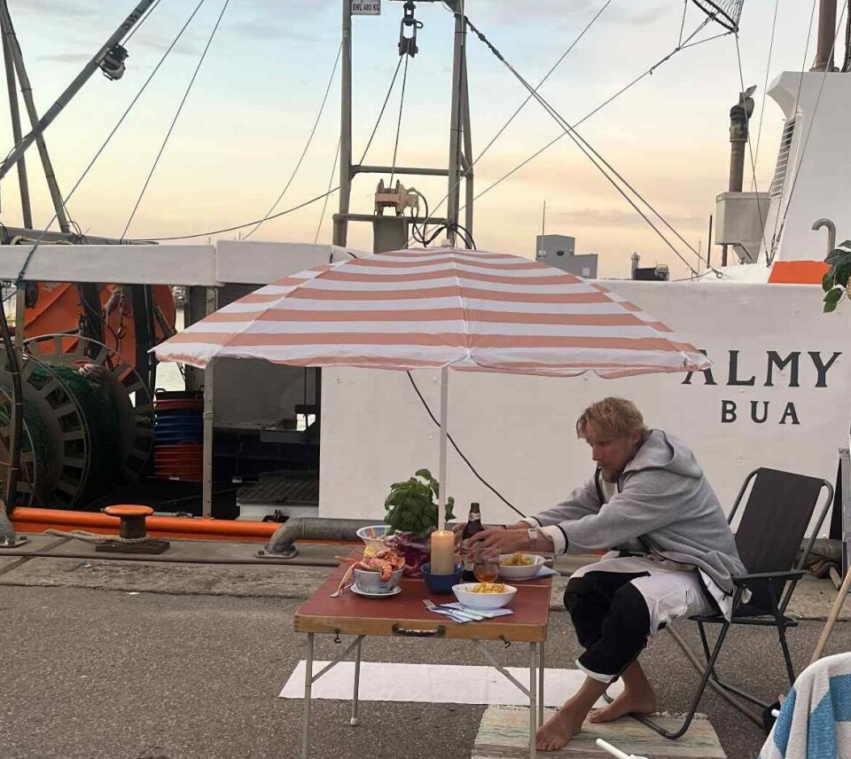 MIDDAG: På bryggekanten kan man kjøpe fersk kreps rett fra fiskebåtene, til en god pris.