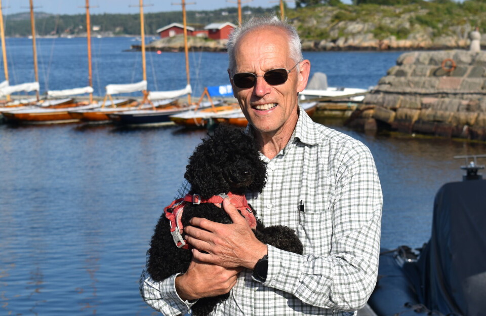 HVALER: Matti og hunden Sasja trives veldig godt på Hvaler, og anbefaler andre å ta turen i løpet av sommeren.