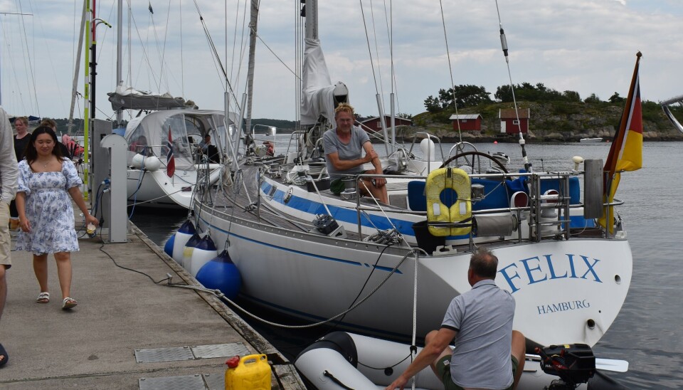 TRAVEL BRYGGE: Det kryr av folk på gjestebrygga i Skjærhalden, nå midt i fellesferien.