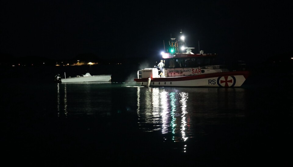 ULYKKESBÅTEN: Redningsskøyta tauet ulykkesbåten til land etter ulykken i Kragerø i natt.