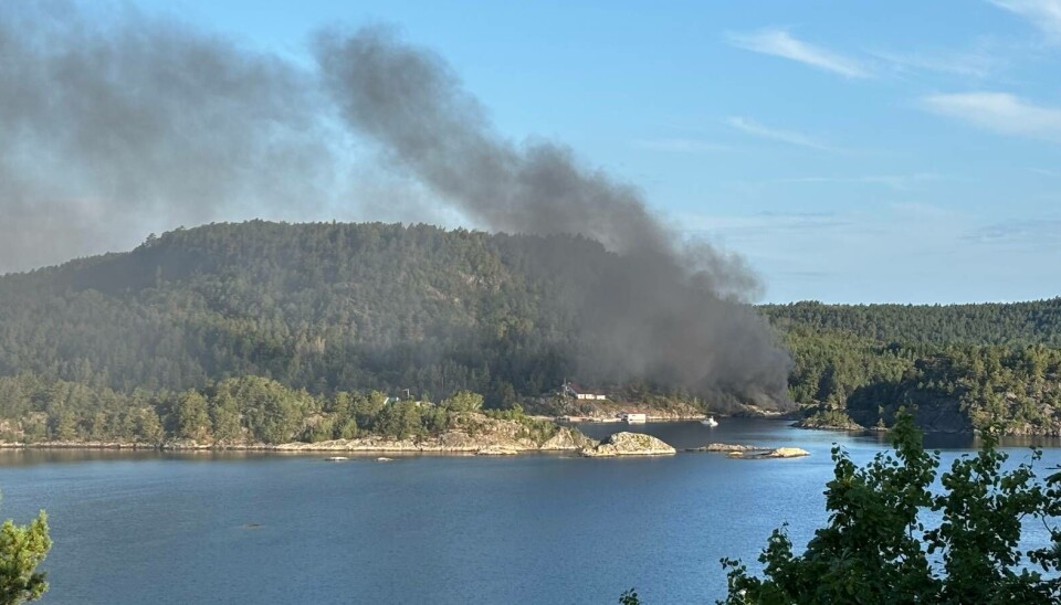 BRANN I BÅT: Brannen startet ifølge nødetatene i to båter, og har nå spredt seg til syv.