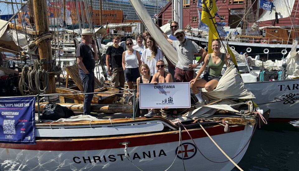 ANDRE PLASS i sin klasse for 'Christiania' med kaptein Carl Emil Petersen jr. (nr to fra høyre) og hans mannskap. Broren Børre Petersen (tv med hatt og telefon)