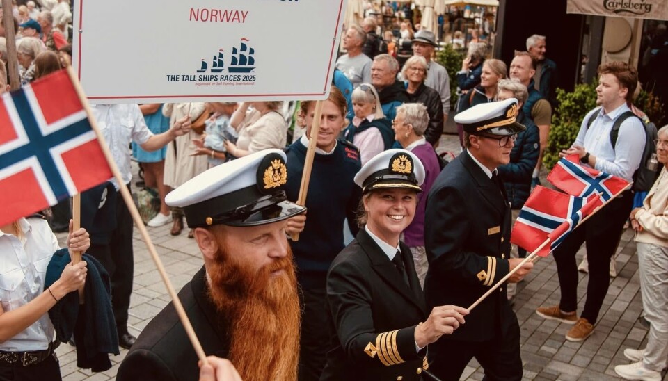 FLOTT INNSATS i Tall Ship Races for Christian Radich. Kaptein Oddrun Irene Bø i spissen for mannskapet under paraden i Esbjerg etter første plass på siste etappe. Båtmagasinet gratulerer!