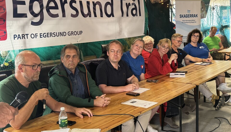 FIKK KJØRT SEG: Politikerne fikk kjørt seg i debatten i løvens hule i fiskerbua i Utgårdskilen under fiskerenes dag. Ordfører Mona Vauger fra Arbeiderpartiet (i rødt i panelet) fikk ros for å gjøre en kjempejobb for fiskerne, men får ikke gjennomslag sentralt i eget parti.