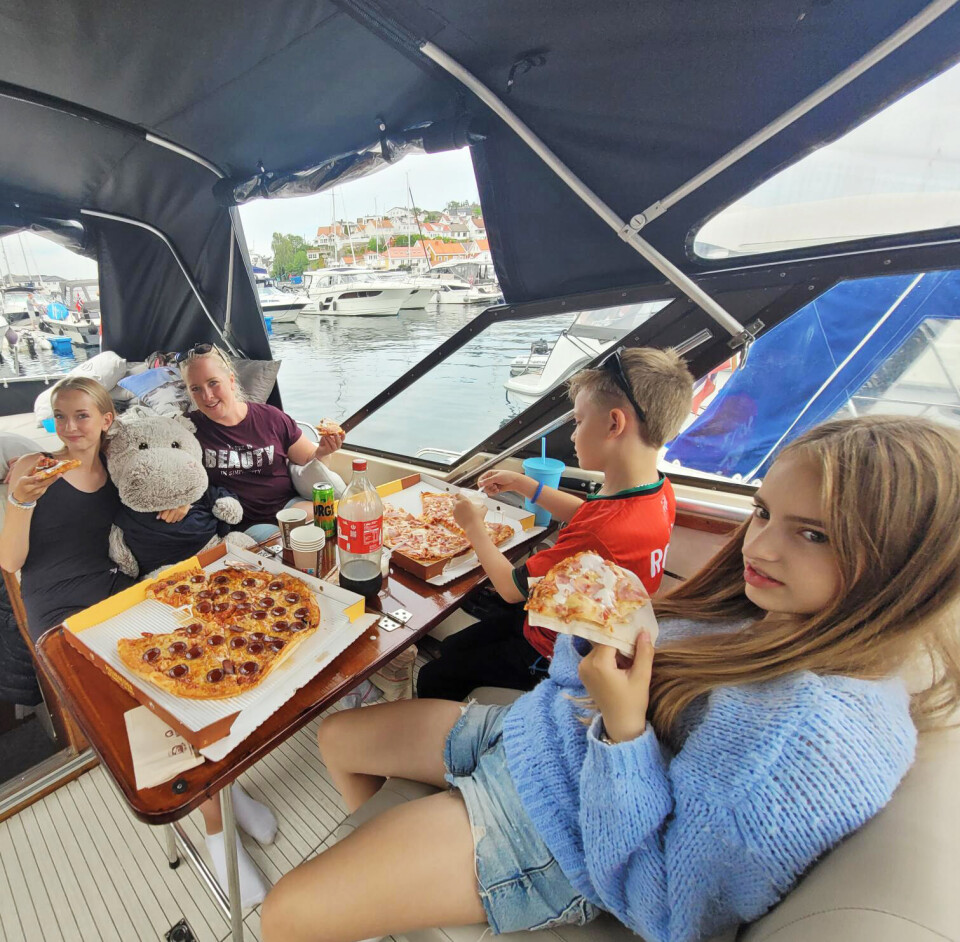 BADING OG SPILLKVELD: I Kragerø gjestehavn ble Blid god tatt imot, og familien Felle Berntsen inviterte henne med på spillkveld, bading og pizza i båten sin. BADING OG SPILLKVELD: I Kragerø gjestehavn ble Blid god tatt imot, og familien Felle Berntsen inviterte henne med på spillkveld, bading og pizza i båten sin.