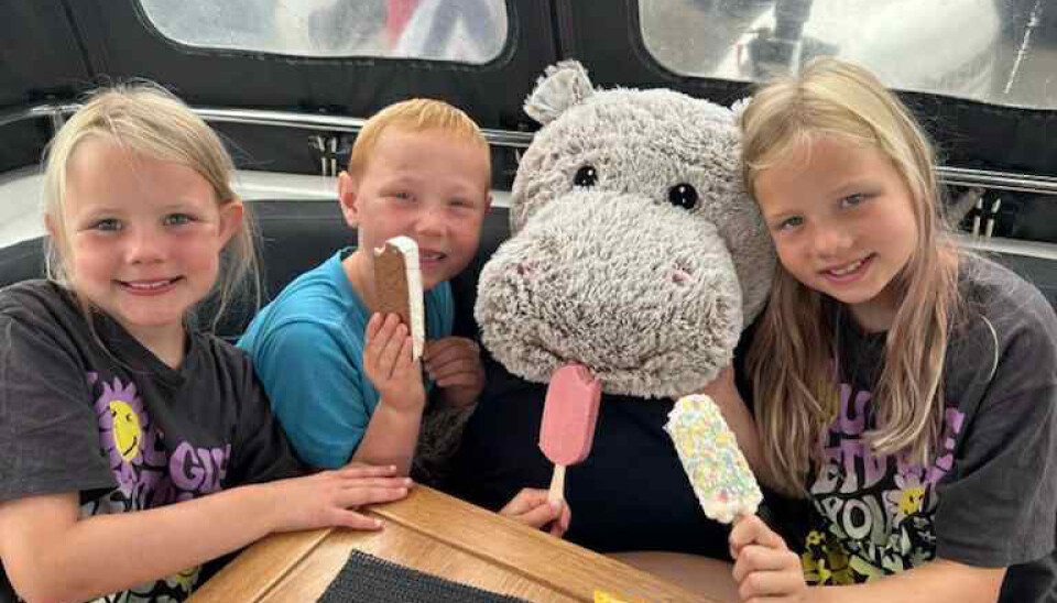 DYPVANNSHOLMENE: Bamsen reiste videre fra Svensvika til Dypvannsholmene med familien Tuva Waskaas, og om bord ble det masse is og snacks. DYPVANNSHOLMENE: Bamsen reiste videre fra Svensvika til Dypvannsholmene med familien Tuva Waskaas, og om bord ble det masse is og snacks.