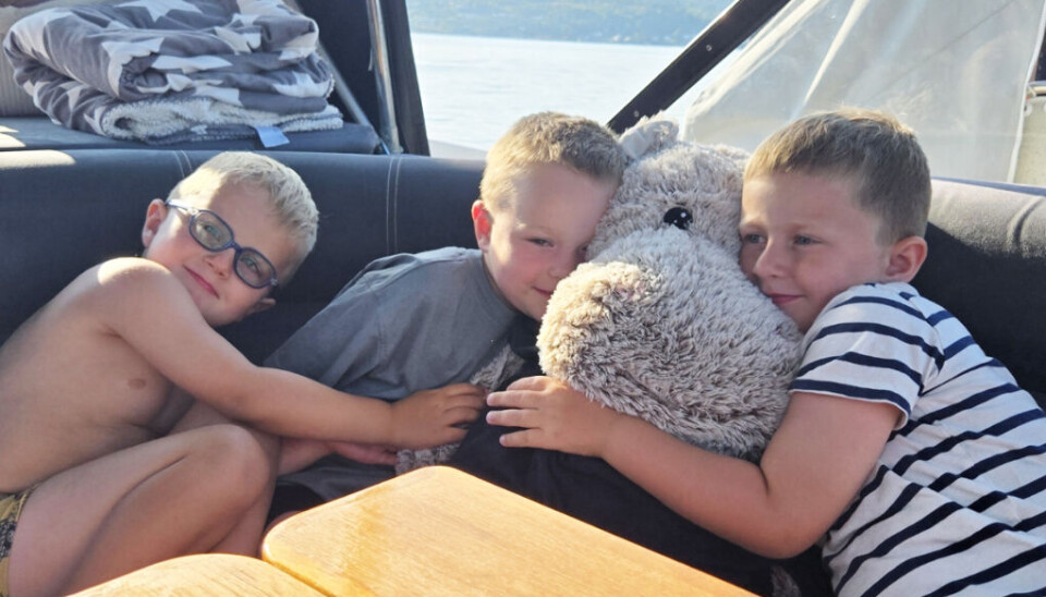 MERDØ: Bamsen møtte Oliver, Haakon og Sebastian som inviterte henne med til Merdø. MERDØ: Bamsen møtte Oliver, Haakon og Sebastian som inviterte henne med til Merdø.