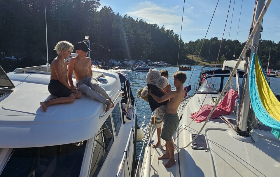 BAMSE PÅ TUR: Blid har i sommer hoppet fra båt til båt, opplevd nye steder og møter med mange hyggelige barnefamilier på sin ferd. BAMSE PÅ TUR: Blid har i sommer hoppet fra båt til båt, opplevd nye steder og møter med mange hyggelige barnefamilier på sin ferd.