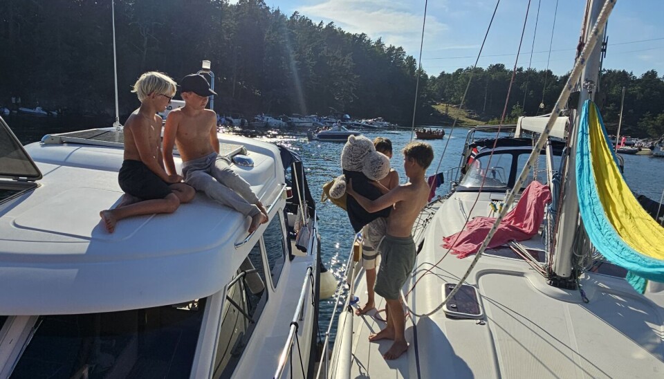 BAMSE PÅ TUR: Blid har i sommer hoppet fra båt til båt, opplevd nye steder og møter med mange hyggelige barnefamilier på sin ferd. BAMSE PÅ TUR: Blid har i sommer hoppet fra båt til båt, opplevd nye steder og møter med mange hyggelige barnefamilier på sin ferd.