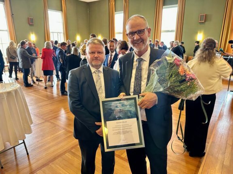 PRISGITT: Ærespris til Kenneth Bruvik ( th.) fikk maritim ærespris. Her sammen med styreleder i stiftelsen 'Fremtidshavet', Bjarte Erstad