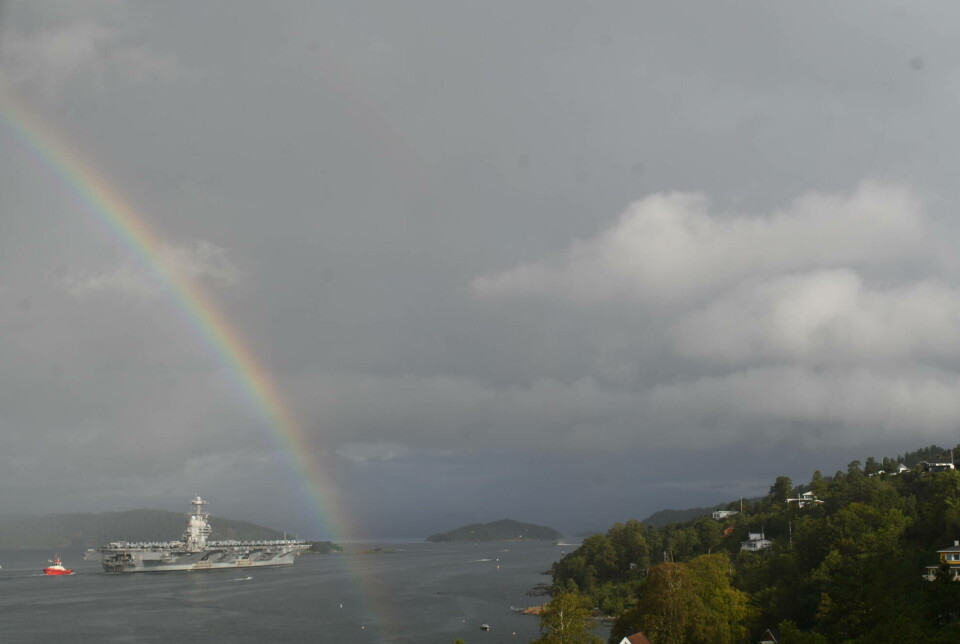 REGNBUE: Sol og regn møtte soldatene ved Drøbak. REGNBUE: Sol og regn møtte soldatene ved Drøbak.