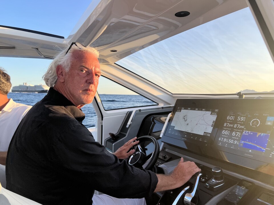 Sjefredaktør Torsten Moench i Boote gir full gass bak rattet i nye Windy SR40 på Golfe de la Napoule i Cannes. Sjefredaktør Torsten Moench i Boote gir full gass bak rattet i nye Windy SR40 på Golfe de la Napoule i Cannes.