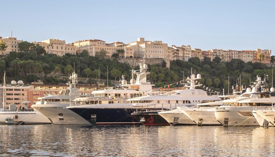 LUKSUSMESSE: Superyachter på rekke og rad i Port Hercule under Monaco Yacht Show 2025, hvor både luksus og bærekraft preger årets utstilling.