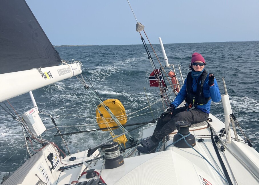 Silje Todnem har mønstret på Sun Fast 3300 «Miina» i Frankrike